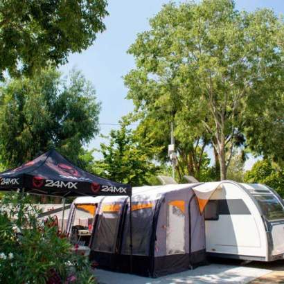 Camping Hyères : Joyeux campeurs au camping durant l'été.