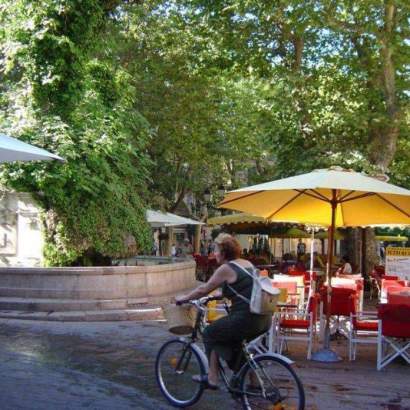 Camping Hyères : place fontaine terrasse brasserie restaurants proche Camping Toulon