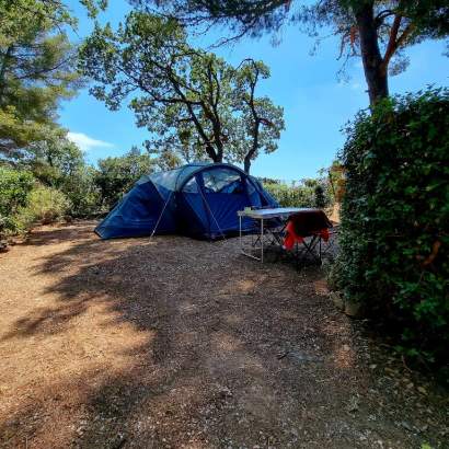Camping Hyères : emplacement Tente calme et ombragé sous les arbres dans notre camping en bord de mer