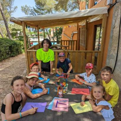 Im Kinderclub des Campingplatzes werden verschiedene Aktivitäten angeboten, darunter sportliche Aktivitäten und Bastelaktivitäten in Richtung Recycling.