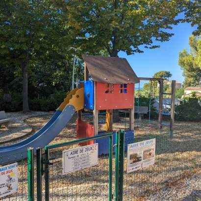 Camping Hyères : aire jeux enfants à proximité de la zone piquenique pour que les plus petits puissent s'amuser.