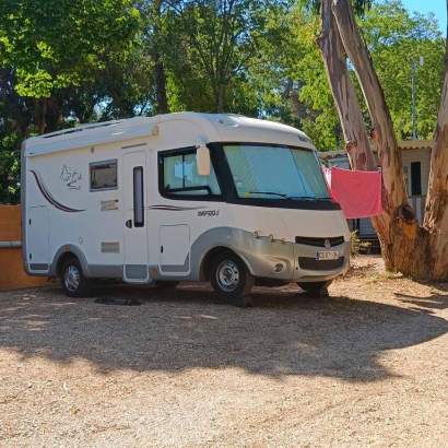 Camping Hyères : Au camping des places sont réservé au Camping Car et Van