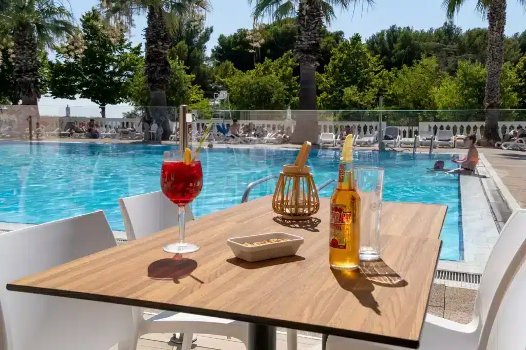 Boissons près d'une piscine ensoleillée.