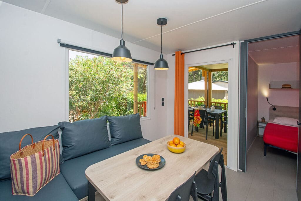 Intérieur lumineux avec terrasse et chambre.