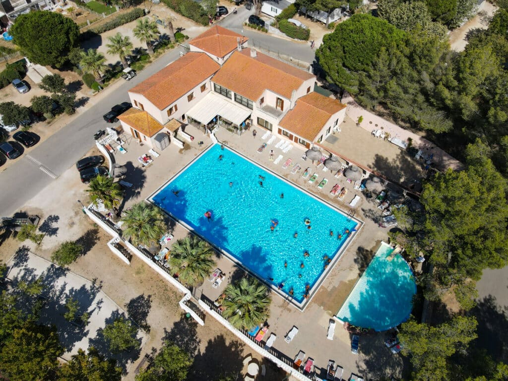 Vue aérienne d'une piscine dans un complexe hôtelier.
