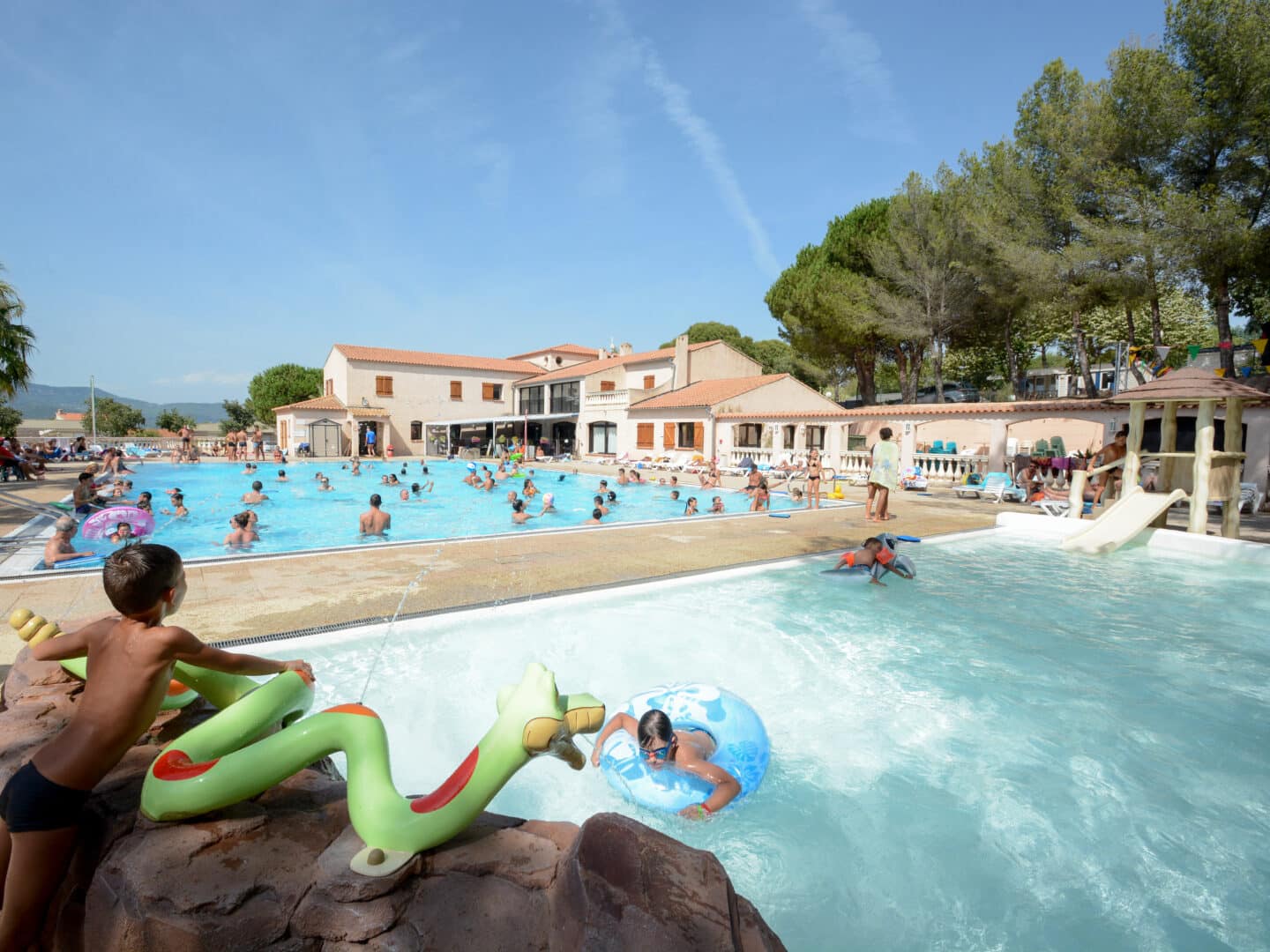 Piscine extérieure animée par une journée ensoleillée.