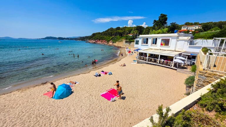 Plage ensoleillée avec baignade et restaurant